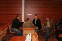 Lasse Utter ja Vesa Leskelä nopalla. Kibitsoimassa Juha Saarikoski ja Jussi Tamminen. 