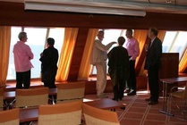 Maisemia ihailemassa Riitta Backas, Irma Kanko, Jussi Angervo, Sirkka Schuvaloff, Kaj Backas ja Ilkka Kanko.