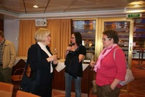 Kuohuviinillä matkaa aloittamassa Leena Bützow, Kirsi Virtanen ja Taru Suppula.