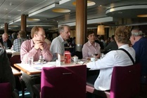 Lounaalla Jari Kemppainen sekä Ilkka ja Irma Kanko.