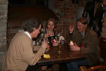 Herkullisia jäätelöannoksia nauttimassa Raimo, Kirsi ja Juha.