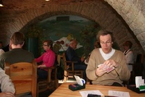 Tallinnassa pelit käynnissä, korttejaan järjestää Raimo Raunto.