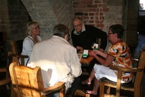 Virolaisia ystäviämme vastaan pelaamassa Marjo Moliis ja Sinikka Hellström.